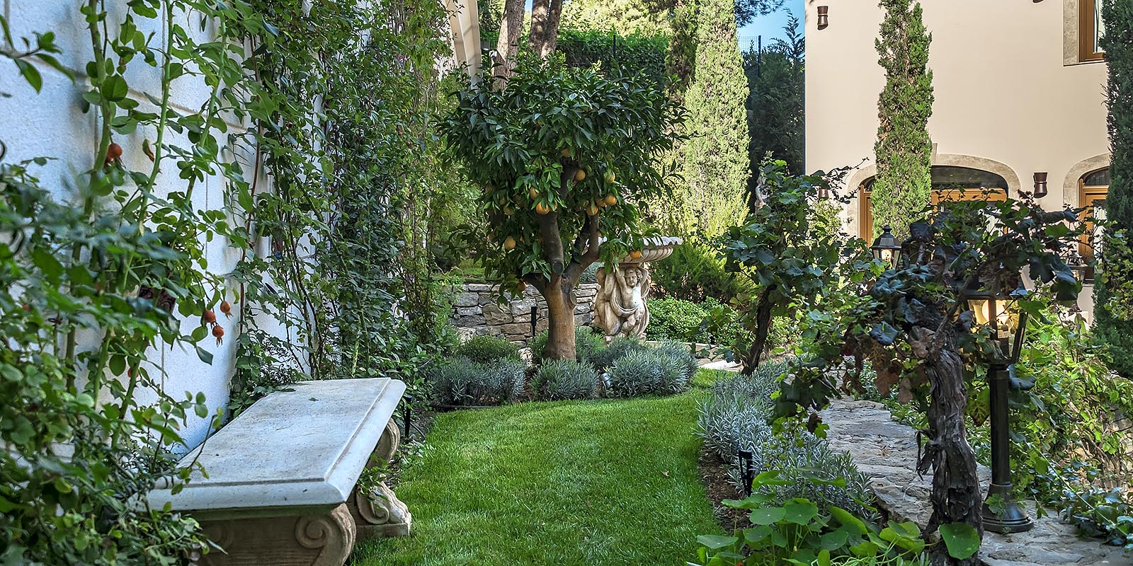 villa de luxe cap d'antibes. Garden with exotic plants