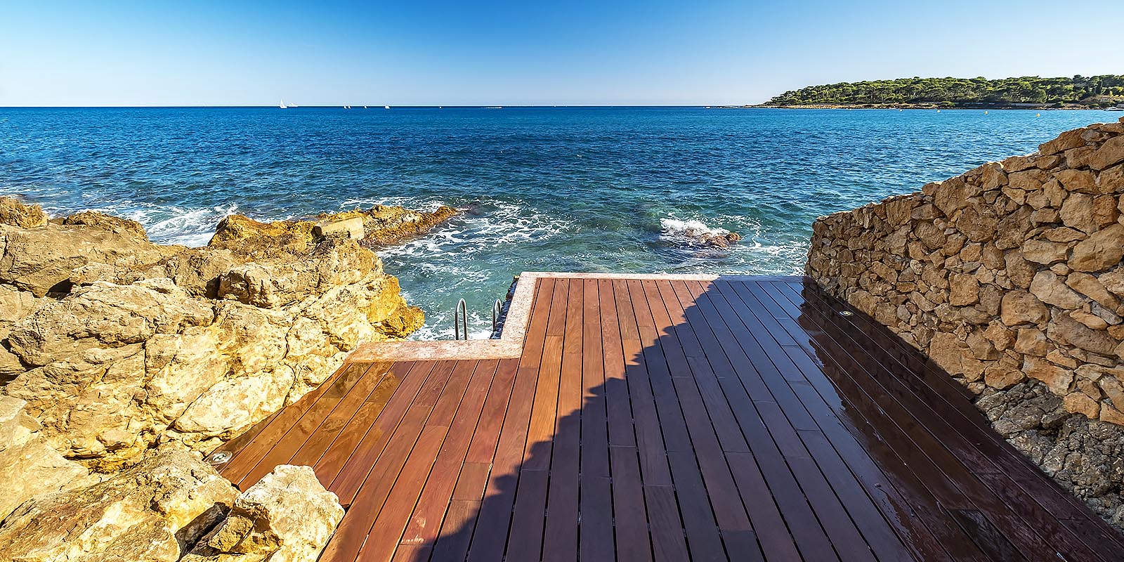 rental villa cap d'antibes. Access to the sea